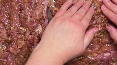 Hindi butunu ruloya hazırlıyorum. Süreç: hazırlanmış eti ahşap bir tahtanın üzerinde baharatlarla elle sarmak.