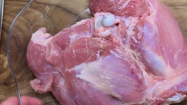 Hindi butunu ruloya hazırlıyorum. Hindi butunu cam tabaktan oyma ahşap bir tahtaya aktarın..