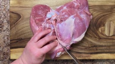 Hindi butunu ruloya hazırlıyorum. Bıçak kullanarak eti kemikten ayır..