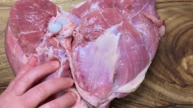 Hindi butunu ruloya hazırlıyorum. Bıçak kullanarak eti kemikten ayır..