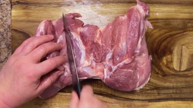 Hindi butunu ruloya hazırlıyorum. Etin yüzeyi boyunca kesikler yap, ahşap bir tahta üzerine yerleştirilir..