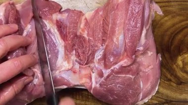 Hindi butunu ruloya hazırlıyorum. Etin yüzeyi boyunca kesikler yap, ahşap bir tahta üzerine yerleştirilir..