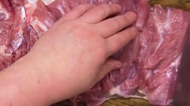 Hindi butunu ruloya hazırlıyorum. Etin yüzeyi boyunca kesikler yap, ahşap bir tahta üzerine yerleştirilir..