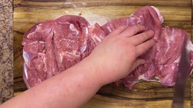 Hindi butunu ruloya hazırlıyorum. Etin yüzeyi boyunca kesikler yap, ahşap bir tahta üzerine yerleştirilir..