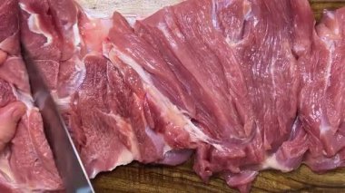 Hindi butunu ruloya hazırlıyorum. Etin yüzeyi boyunca kesikler yap, ahşap bir tahta üzerine yerleştirilir..