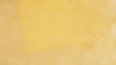 Yakın çekim, peş peşe yerleştirilen kağıtları gösteriyor. Bu zanaat süreci, eşsiz organik kalıplara sahip çevre dostu geri dönüşümlü maddenin güzel bir arka planını yaratıyor..