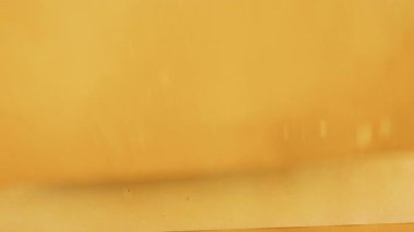 Doğal boyanmış eski kağıtlarla el yapımı hurda günlük geçmişi. El yapımı, doğal boyalı çevre dostu kağıtlar tek tek istiflenerek grunge oluşturuluyor..