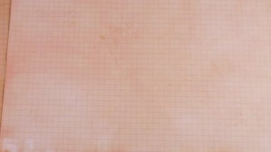 Doğal boyanmış eski kağıtlarla el yapımı hurda günlük geçmişi. El yapımı, doğal renklere sahip çevre dostu kağıtlar tek tek istiflenerek eski moda bir arka plan dokusu oluşturuyor..