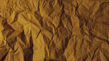 Sıcak terakotta ve kumlu bej tonlarda buruşmuş el yapımı kağıtlar üst üste yerleştiriliyor. Bu eski Kraft kağıt dokusu, hurda günlük ve çevre dostu DIY el sanatları için kaba ve eski bir yüzey idealini sergiliyor.