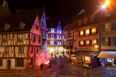 Colmar Köyü 'nün Noel zamanı panoramik manzarası, Alsace, Fransa