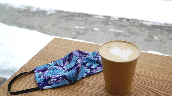 Café Com Sabor Latte Com Marshmallows Bancada Com Uma Máscara — Fotografia de Stock