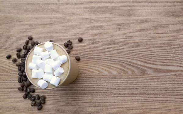 Copo Papel Café Latte Com Marshmallow Sobre Fundo Mesa Madeira — Fotografia de Stock