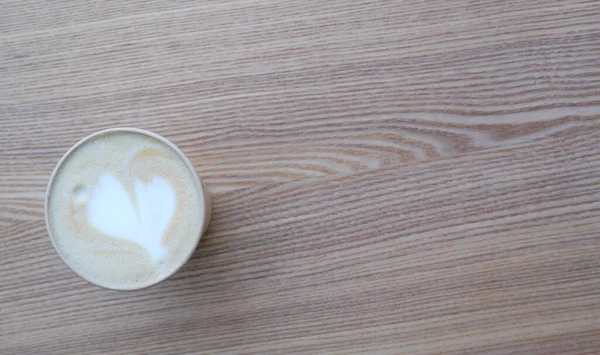 Papiertasse Latte Kaffee Mit Kunst Herzmilch Isoliert Auf Holztischhintergrund Flach — Stockfoto