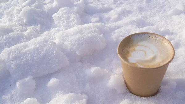 Papierowy Kubek Aromatyczną Gorącą Kawą Latte Puszystym Mroźnym Śniegu Kompozycja — Zdjęcie stockowe