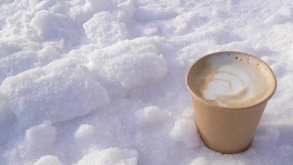 Gobelet Papier Avec Café Latte Chaud Aromatique Sur Neige Givrée — Photo