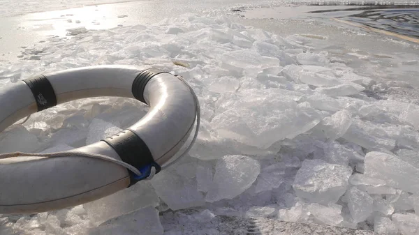Ein Rettungsring auf dem Eisschwimmplatz am winterlichen Strand — Stockfoto