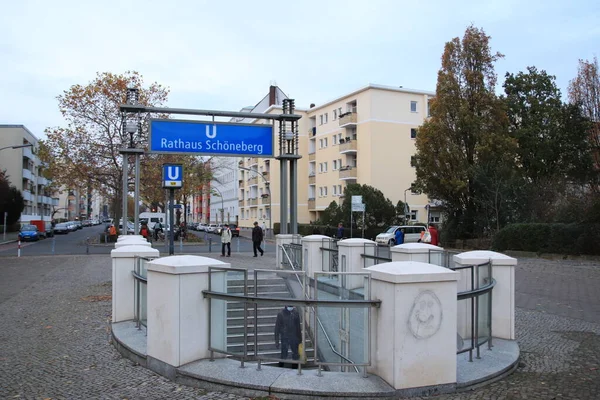 Berlin, Almanya - 14 Kasım 2020: Berlin 'deki Metro İstasyonu Rathaus Schoneberg Girişi