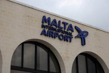 Gudja, Malta - 19 Ekim 2020: Malta Uluslararası Havalimanı 'nın ana girişinin üzerindeki 