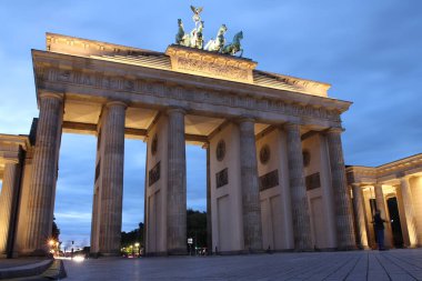 Brandenburg Kapısı, gün batımında Almanya 'nın dönüm noktası. Berlin 'in batı kesiminde yer almaktadır..