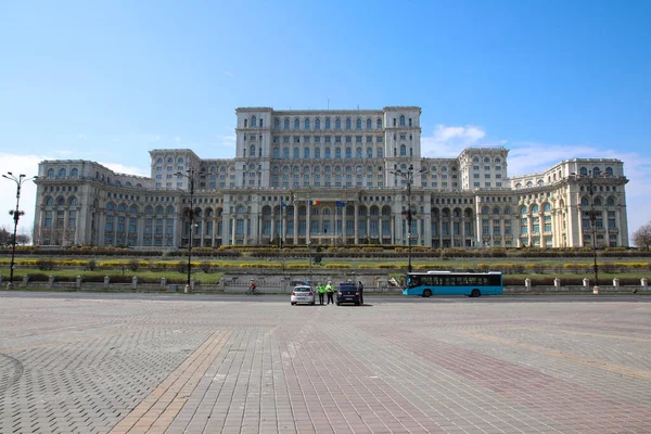Bükreş, Romanya - 26 Mart 2021: Romanya 'nın Bükreş kentindeki Parlamento Sarayı' nın cephe manzarası.