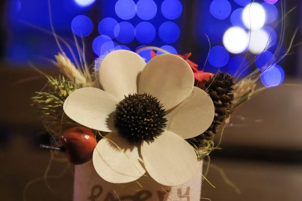 Masada suni çiçek ve arka planda Bokeh mavi ışıklar