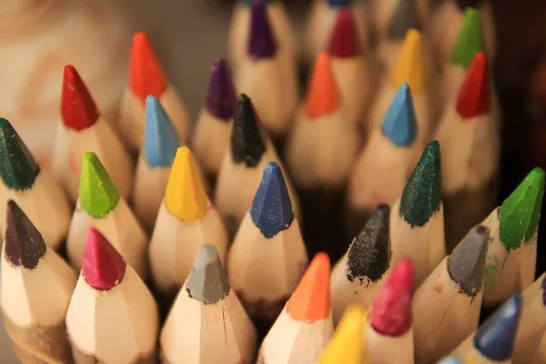 Ahşaptan yapılmış renkli pastel boyaları kapat..