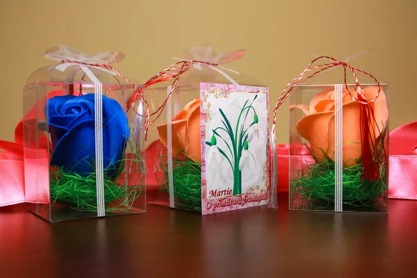 Plastik kutuda yapay güller. Romen Martisor.