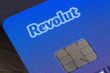 Berlin, Almanya - 21 Nisan 2021: Banka kartında isyan logosu. Revolut hızlı, basit ve kolay bir satın alma, satma ve kripto para tutma yoludur.