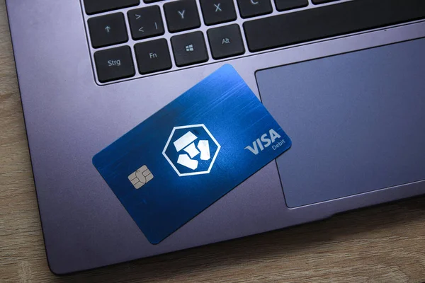 Berlin, Almanya - 21 Nisan 2021: Crypto.com Midnight Blue Visa kart dizüstü bilgisayarda yatıyor. Crypto.com acemi dostu bir şifreleme platformudur. .