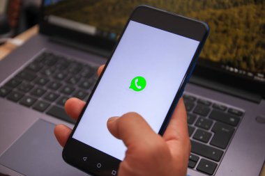 Berlin, Almanya - 22 Nisan 2021: WhatsApp logosu akıllı telefonda gösterildi. WhatsApp ile, hızlı, basit, güvenli mesajlaşma ve ücretsiz çağrı alacaksınız.