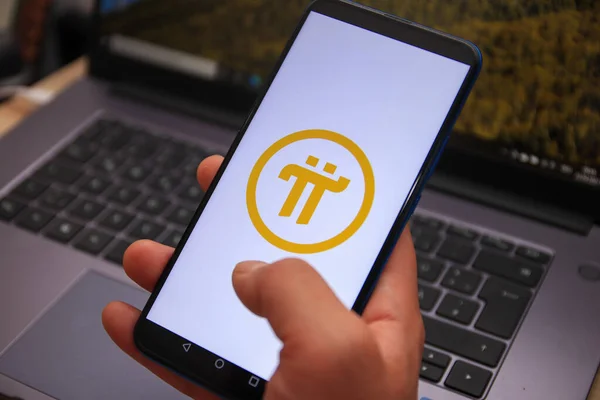 Berlin, Almanya - 22 Nisan 2021: Pi ağ logosu akıllı telefonda gösterildi. Pi yeni bir dijital para birimi. Bu uygulama Pi varlıklarınıza erişmenizi ve büyütmenizi sağlar ve dijital varlıklarınızı barındırmak için cüzdan görevi görür.
