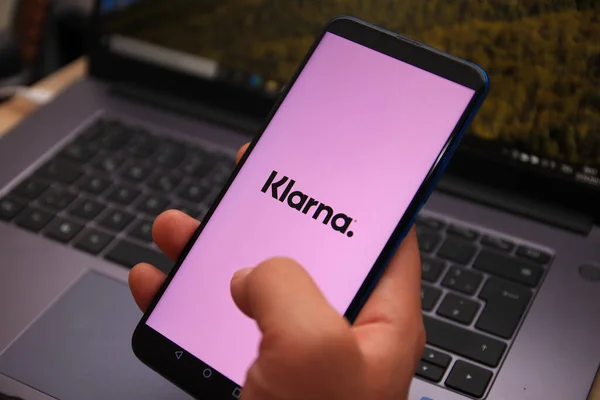 Berlin, Almanya - 22 Nisan 2021: Klarna logosu akıllı telefonda sergilendi. Klarna, teslimat seçenekleri ve taksit planlarını sorunsuz bir tek tıklamayla satın alma deneyiminde doğrudan ödeme, ödeme ve ödeme sunar.