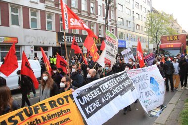 Berlin, Almanya - 01 Mayıs 2021: Polis ekibi mayday ayinimde sokaktaydı. Berlin 'de 1 Mayıs Neukoelln sokak festivalleri ve gösterileri anlamına geliyor.