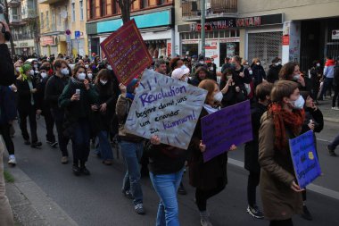 Berlin, Almanya - 01 Mayıs 2021: Polis ekibi mayday ayinimde sokaktaydı. Berlin 'de 1 Mayıs Neukoelln sokak festivalleri ve gösterileri anlamına geliyor.