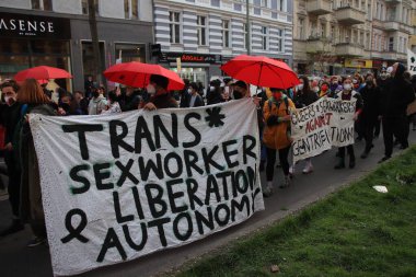 Berlin, Almanya - 01 Mayıs 2021: 1 Mayıs 'ta Berlin sokaklarında düzenlenen gösterilerde 