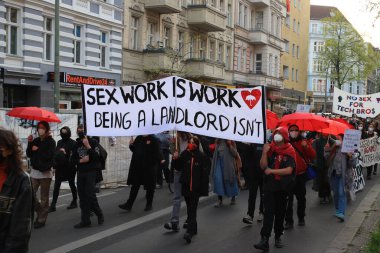 Berlin, Almanya - 01 Mayıs 2021: Berlin sokaklarında düzenlenen 1 Mayıs gösterilerinde 