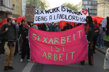 Berlin, Almanya - 01 Mayıs 2021: Berlin sokaklarında düzenlenen 1 Mayıs gösterilerinde 