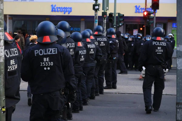 Berlin, Almanya - 01 Mayıs 2021: Polis ekibi mayday ayinimde sokaktaydı. Berlin 'de 1 Mayıs Neukoelln sokak festivalleri ve gösterileri anlamına geliyor.