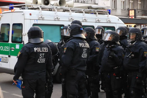 Berlin, Almanya - 01 Mayıs 2021: Polis ekibi mayday ayinimde sokaktaydı. Berlin 'de 1 Mayıs Neukoelln sokak festivalleri ve gösterileri anlamına geliyor.