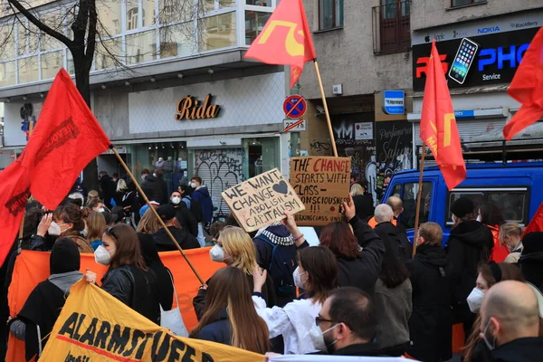 Berlin, Almanya - 01 Mayıs 2021: Polis ekibi mayday ayinimde sokaktaydı. Berlin 'de 1 Mayıs Neukoelln sokak festivalleri ve gösterileri anlamına geliyor.