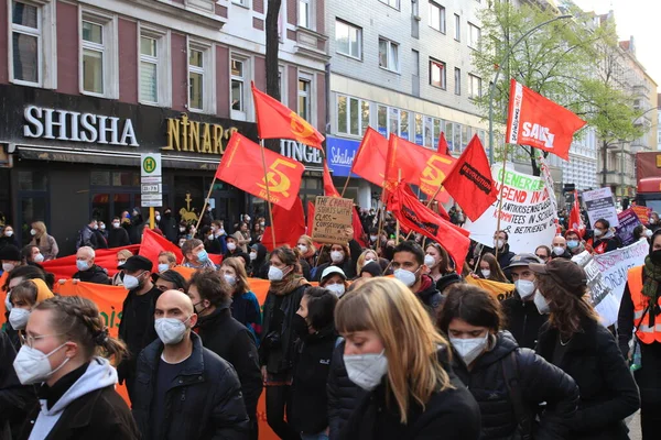 Berlin, Almanya - 01 Mayıs 2021: Polis ekibi mayday ayinimde sokaktaydı. Berlin 'de 1 Mayıs Neukoelln sokak festivalleri ve gösterileri anlamına geliyor.