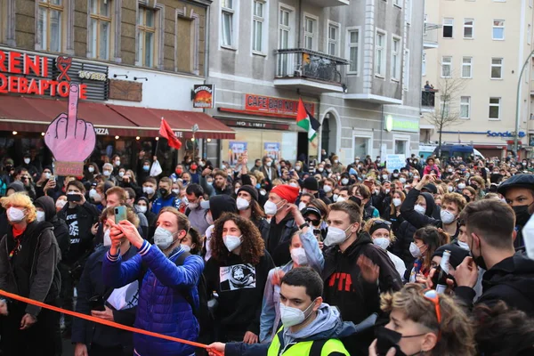 Berlin, Almanya - 01 Mayıs 2021: Polis ekibi mayday ayinimde sokaktaydı. Berlin 'de 1 Mayıs Neukoelln sokak festivalleri ve gösterileri anlamına geliyor.