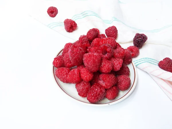Juicy Raspberries Saucer Retro Towel Beautiful Summer Red Berry — Stock Photo, Image