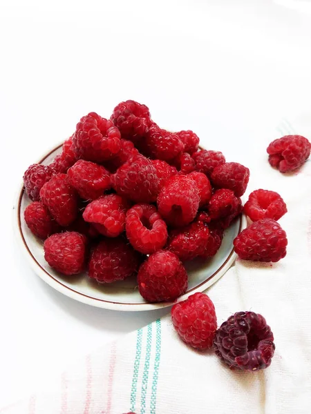 Saftige Himbeeren Auf Einer Untertasse Und Einem Retrotuch Schöne Sommer — Stockfoto