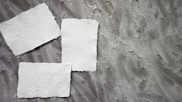 Geri dönüştürülmüş malzemelerden yapılan el yapımı geri dönüşümlü kağıt. Çevre dostu, harmanlanmış dokular, beton bir arka planda. Model oluşturmak için ideal.