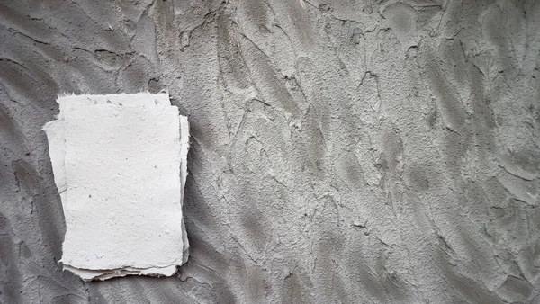Geri dönüştürülmüş malzemelerden yapılan el yapımı geri dönüşümlü kağıt. Çevre dostu, harmanlanmış dokular, beton bir arka planda. Model oluşturmak için ideal.