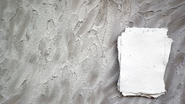 Geri dönüştürülmüş malzemelerden yapılan el yapımı geri dönüşümlü kağıt. Çevre dostu, harmanlanmış dokular, beton bir arka planda. Model oluşturmak için ideal.