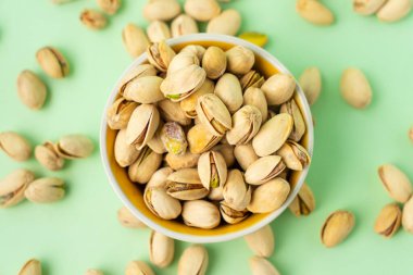 Kavanozda kavrulmuş fıstık. Fındık proteini.