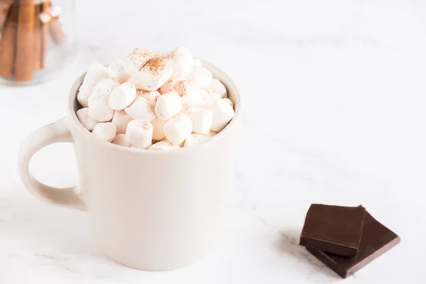Tasse Heißer Kakao Mit Marshmallows Auf Hellem Hintergrund Mit Kopierraum — Stockfoto