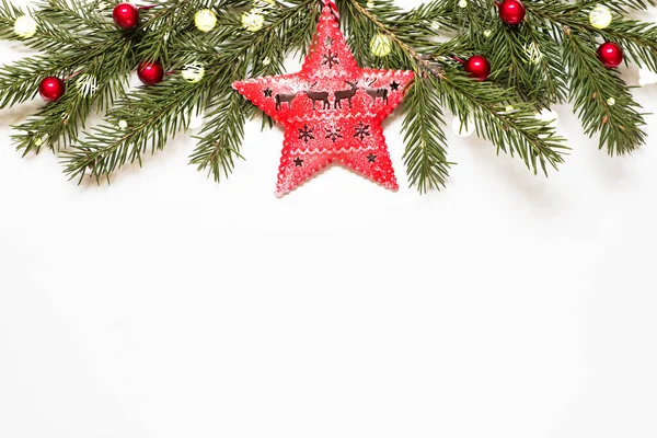 Beyaz Arkaplanda Ağaç Dalları Yıldız Noel Işıkları Olan Kompozisyon — Stok fotoğraf